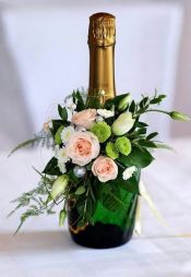 flower delivery Budapest - Champagne with flower decor