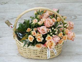 flower delivery Budapest - rose basket with a bottle of Tokaji Szamorodni (19 st)