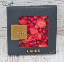 flower delivery Budapest - chocoMe 41% milk chocolate, Freeze-dried strawberry and redcurrant pieces (50g)