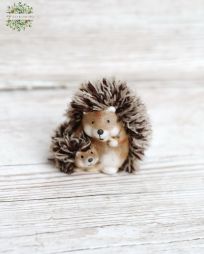 flower delivery Budapest - sitting hedgehogs decorative object (9 cm)