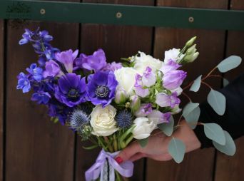 Blumenlieferung nach Budapest - Halbmond-Brautstrauß (Lila, Weiß, Anemone, Rose, Freesie, Rittersporn, Tulpe)
