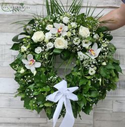 flower delivery Budapest - Ivy wreath with white mixed flowers (50 cm , 12 stems)