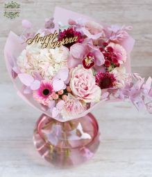 Virágküldés Budapest - Anyák-napi rózsaszín csokor orchideával, rózsaszín vázával, fa felirattal