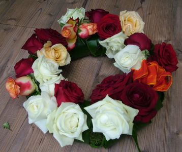 wreath covered with 25 roses (37cm)