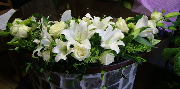 arched arrangement of lilies, roses, and daisies (1m)