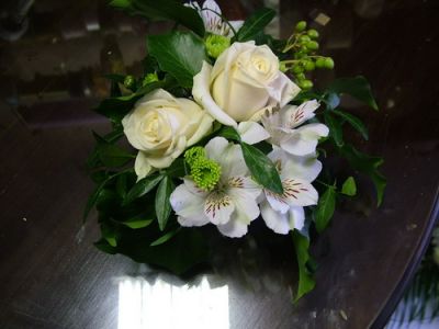 small urn arrangement with roses and alstromerias (18 cm)