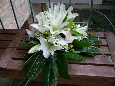 bier arrangement with lilies, orchids and chrysanthemums (50 cm)