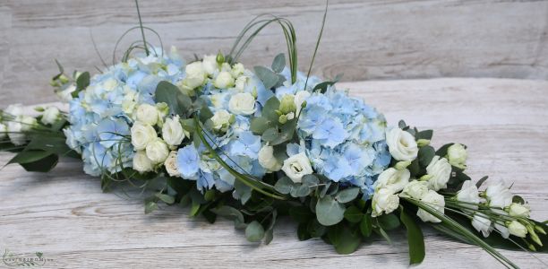 Főasztaldísz (kék hortenzia, fehér rózsa, liziantusz), esküvő