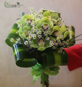 Green orchids with chamomiles (11 stems)