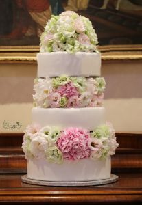 Cake decoration (lisianthus, hydrangea, peony, light pink)