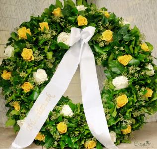 Trauer Kranz mit 30 Rosen in gelben und weißen Farben (65cm)