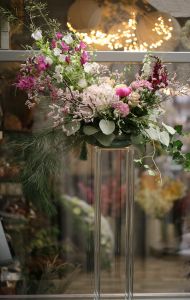 Ovális asztaldísz átlátszó lábakon (hortenzia, mezei virágok, rózsaszín, fehér)