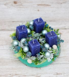 Adventskranz mit blauen Kerzen
