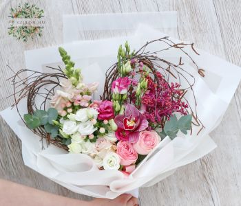 Szív csokor rózsaszín virágokkal, orchideával (15 szál)