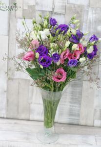 10 lisianthuses mit 10 Wiesenblumen in der Vase
