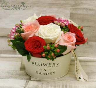 rózsa bádogtálban (17 szál, rózsa, bouvardia, hypericum, rózsaszín, fehér, vörös)