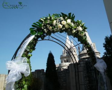 wedding gate with roses and santini, Hilton Budapest (white rose, santini)