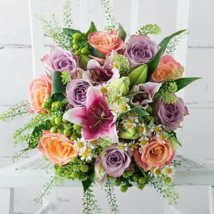 Pfirsich und lila Rosen mit Lilien, Hypericum, Kamillen (16 Stängel)