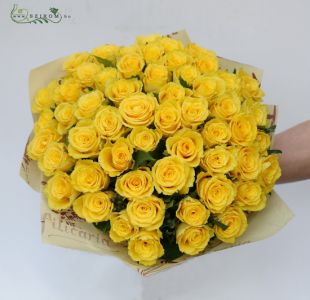 40 yellow roses in a round bouquet