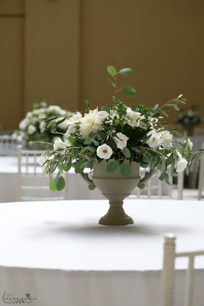 Esküvői asztaldísz rusztikus kő serlegben, 1db,  Vajdahunyad Vár Lovas terem (liziantusz, dália, alstromelia, fehér )