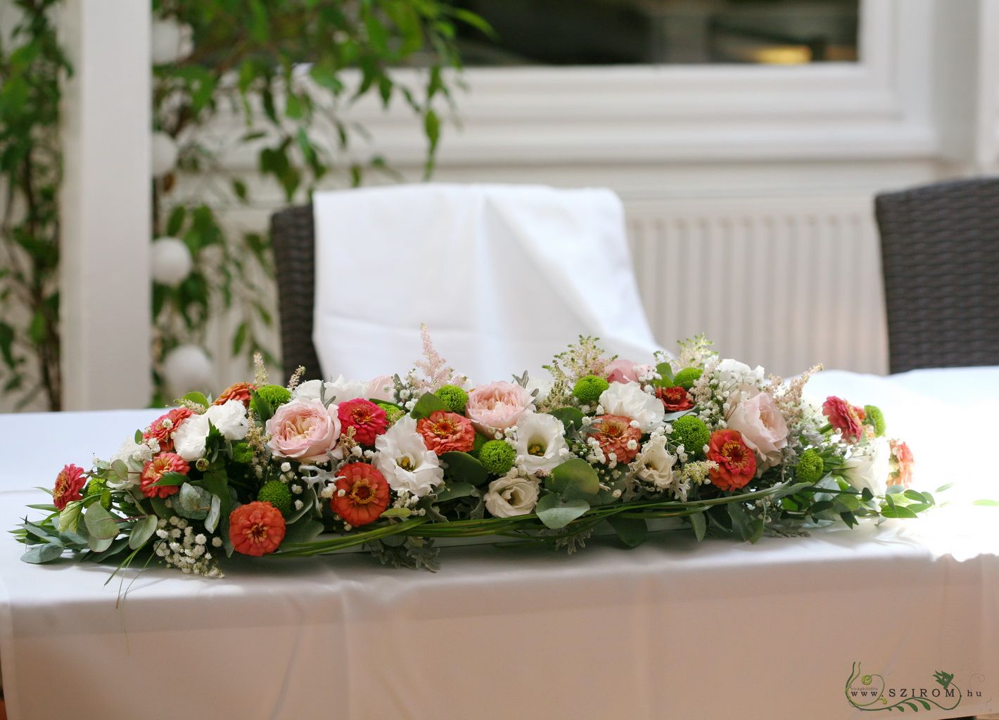 Főasztaldísz Mókus Budapest (angol rózsa, liziantusz, krizantém, rézvirág, fehér, barack, rózsaszín, korall, zöld), esküvő