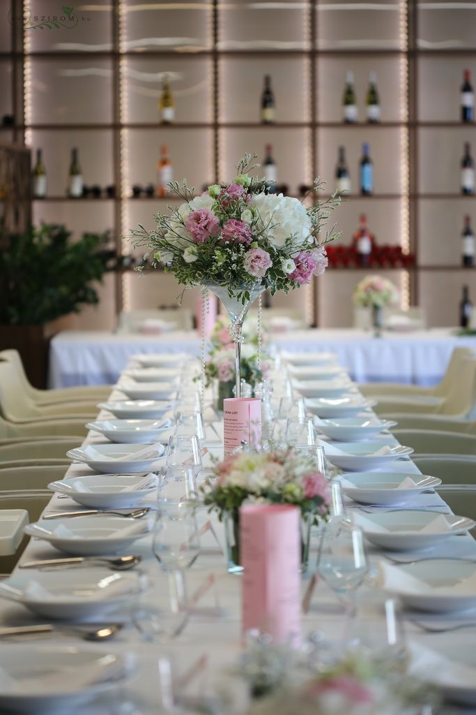Esküvői asztaldísz magas vázában 1db, Locavore Budapest (hortenzia, liziantusz, sóvirág, rózsaszín, fehér)