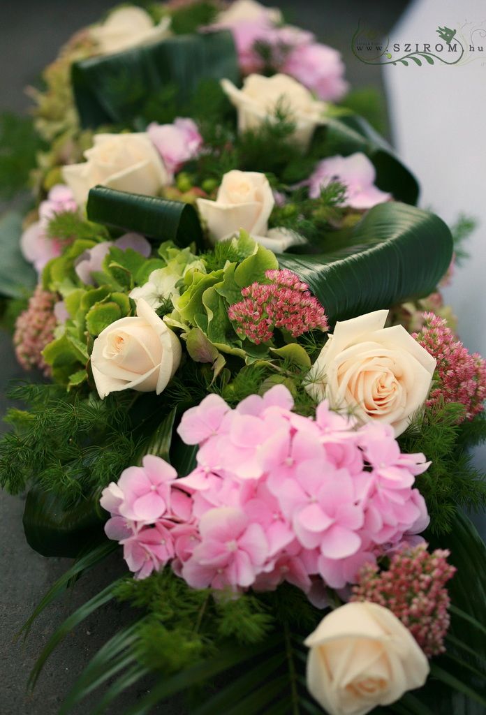 Főasztaldísz (sedum, rózsa, hortenzia, hypericum, rózsaszín, krém, zöld), esküvő