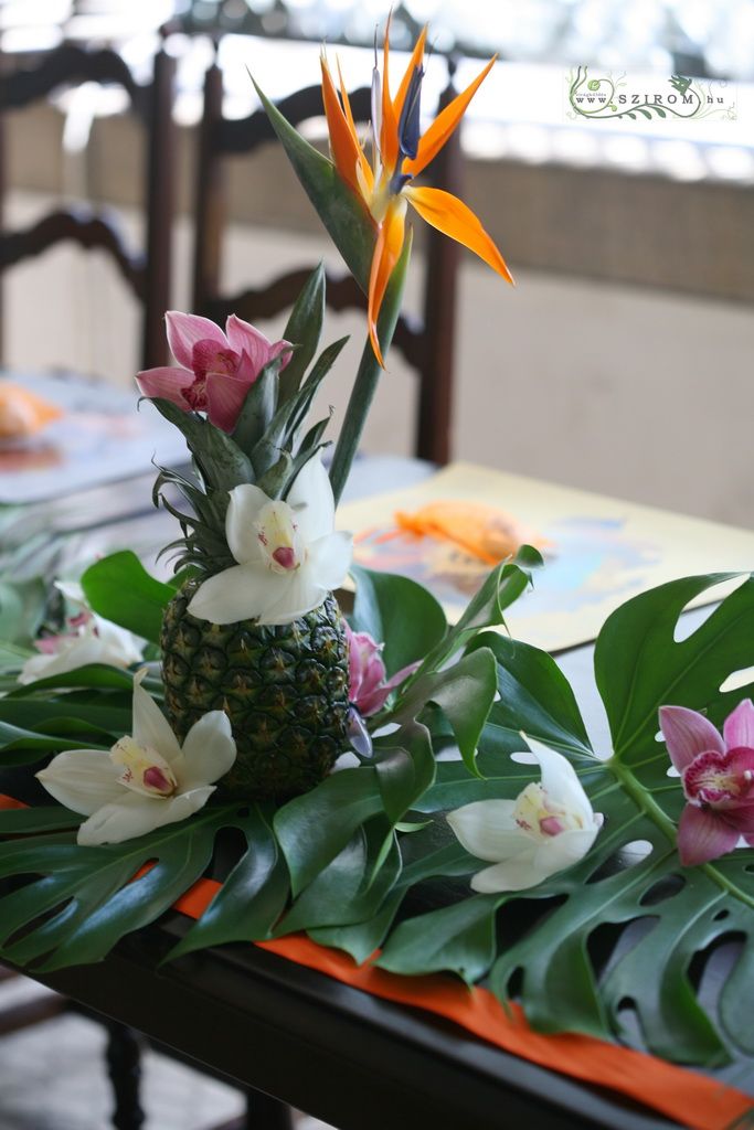 Főasztaldísz (strelizia, orchidea, narancs, fehér) Fészek klub, La Bodeguita del Medio, esküvő