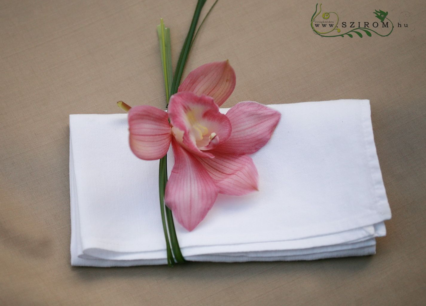 Szalvéta díszítés virággal, rózsaszín orchidea, esküvő