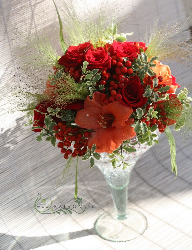 Közepes koktélpohár asztaldísz (amarillisz, rózsa, vörös), esküvő