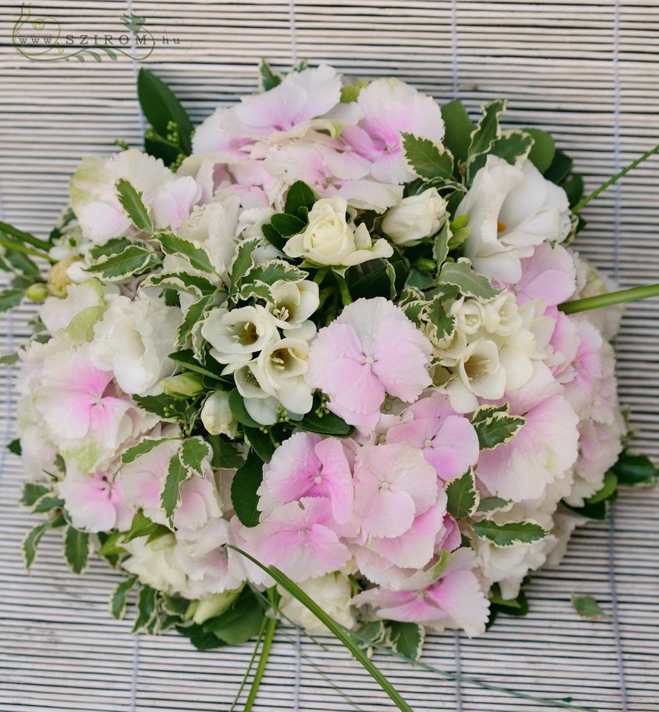 Asztaldísz (rózsaszín hortenzia, frézia, bokros rózsa), esküvő