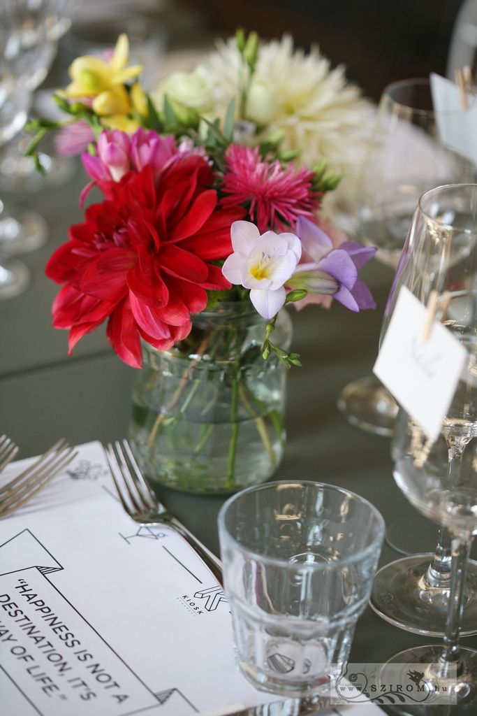 Asztaldísz befőttesüvegekben, 1 szett - 2db, Kiosk étterem Budapest (hortenzia, dália, mezei virágok, rózsaszín), esküvő