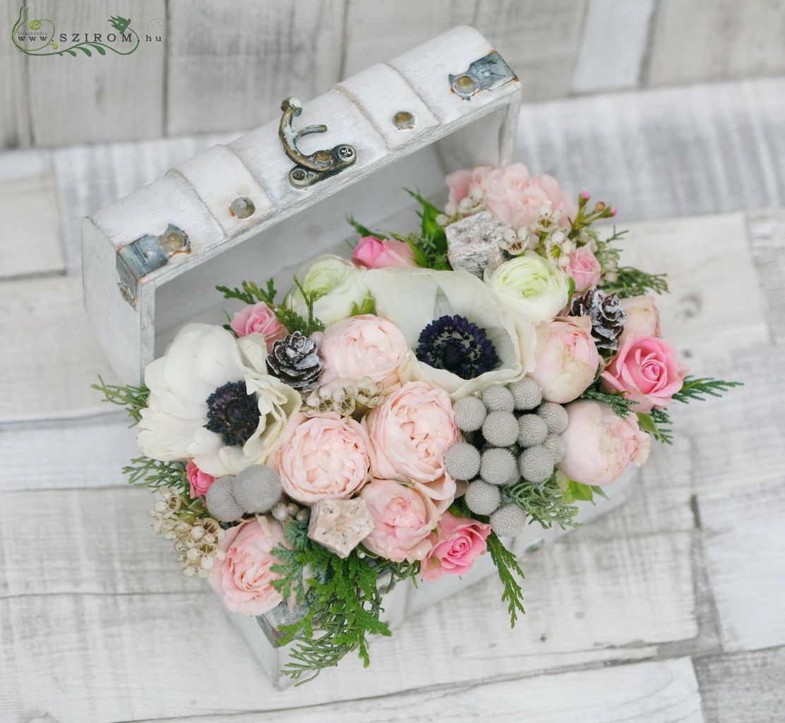 Asztaldísz ládikós (anemone, angol rózsa, brunnia, rózsaszín, fehér), esküvő