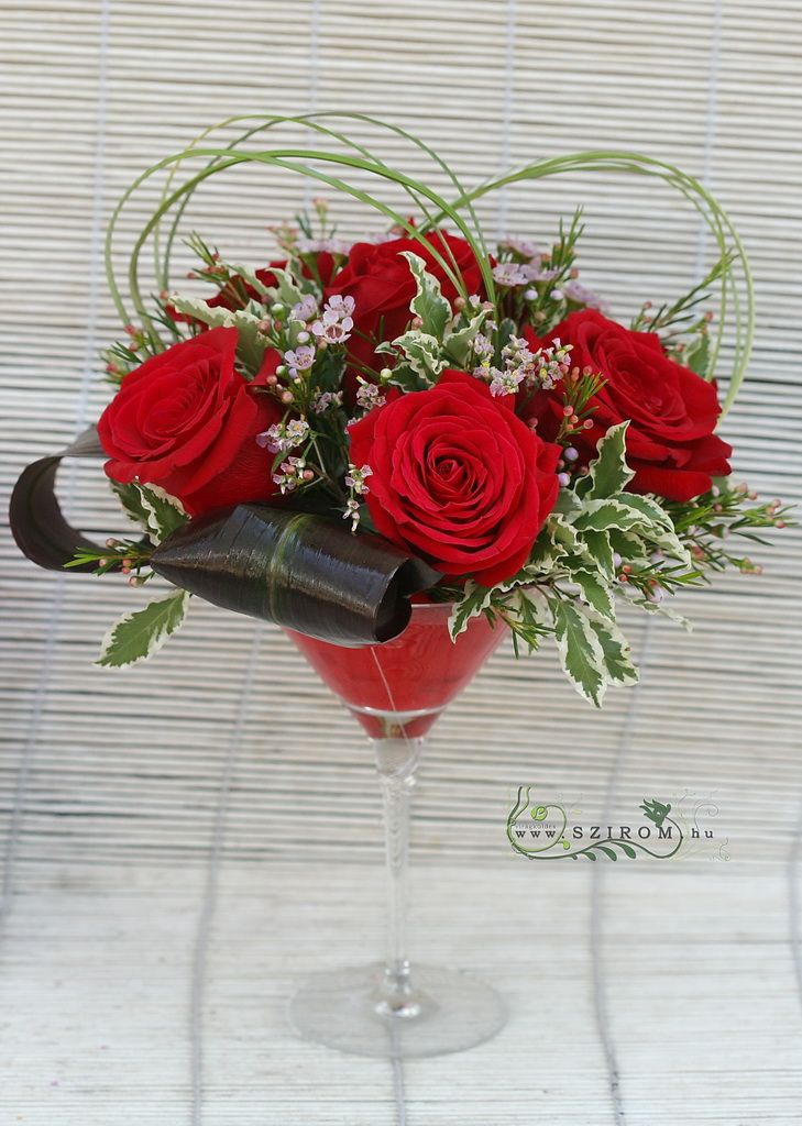 Kis koktélpohár asztaldísz (vörös rózsa), esküvő
