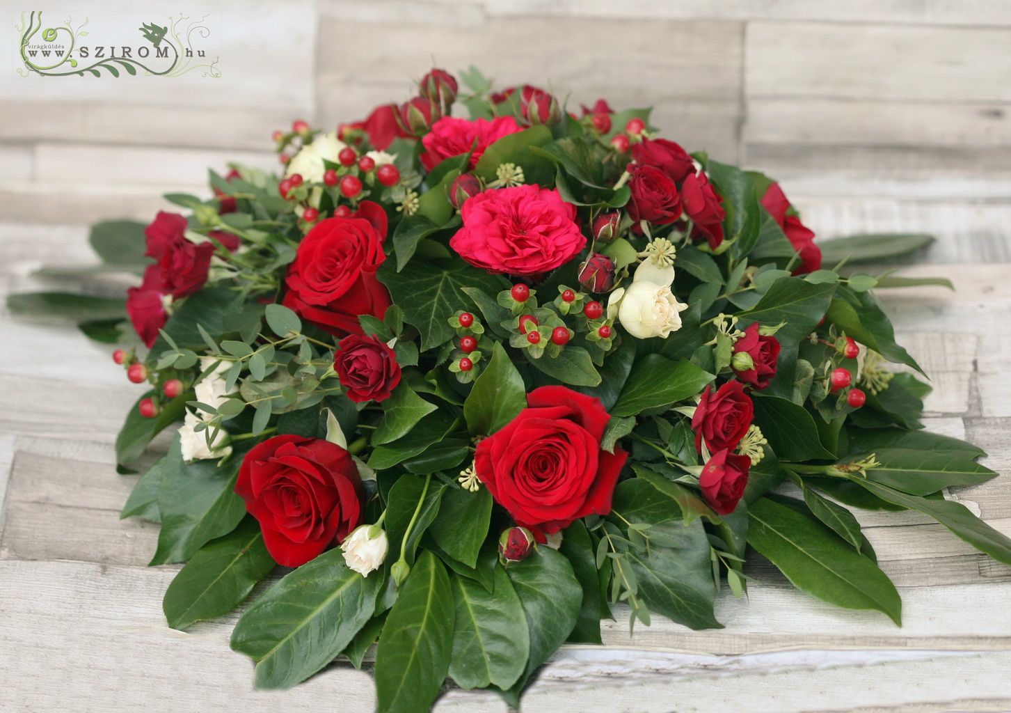 Főasztaldísz vörös rózsából , bokros rózsából (vörös), esküvő