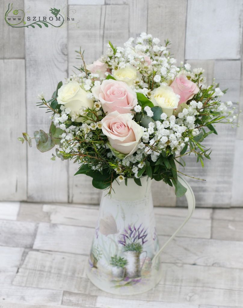 Pasztell rózsacsokor kannában (rózsa, rezgő, fehér, rózsaszín), esküvő