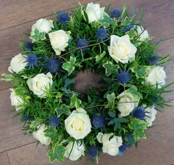 koszorú fehér rózsából és kék iringóból (35cm)