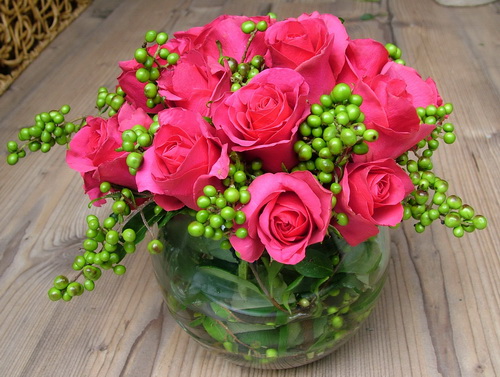 flower delivery Budapest - glass ball with 20 pink roses, 6 hypericum (20cm)