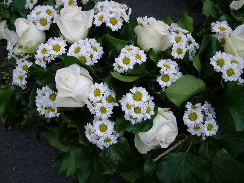 Blumenlieferung nach Budapest - Trauer Kranz mit weiße Santini Chrysanthemen und Rosen (60cm)