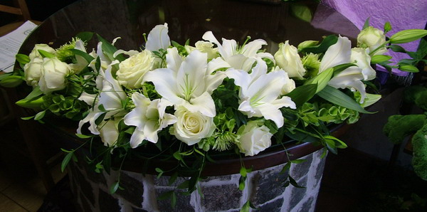 flower delivery Budapest - arched arrangement of lilies, roses, and daisies (1m)