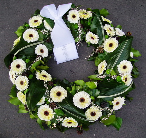 flower delivery Budapest - ivory wreath covered with gerbera daisies (70cm)