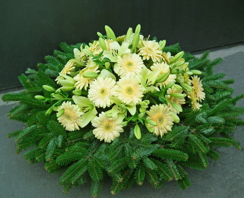 flower delivery Budapest - dome wreath with peach lilies and gerbera (1m)
