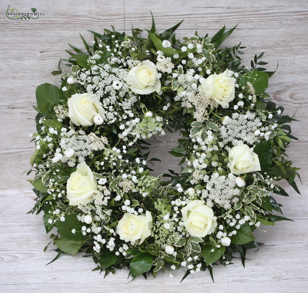 flower delivery Budapest - little wreath with 7 white roses nd small flowers (39cm, 18 st)