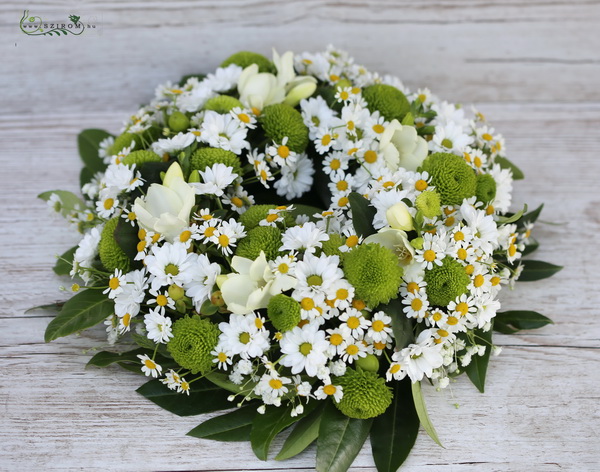 Virágküldés Budapest - koszorú zöld krizivel és apró virágokkal (25 szál) (40 cm)