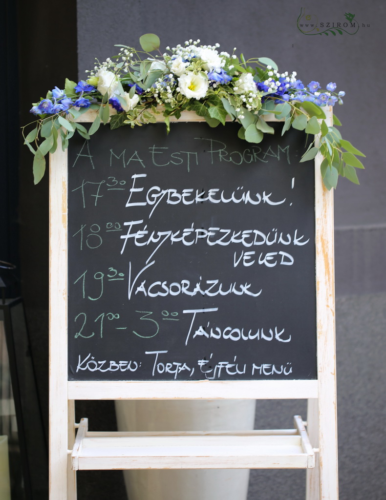 Virágküldés Budapest - Tábladísz, A KERT Bisztró Budapest (liziantusz, szarkaláb, fehér, kék)