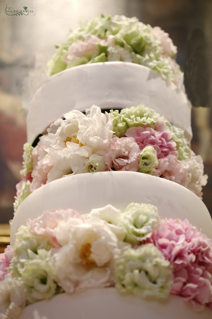 flower delivery Budapest - Cake decoration (lisianthus, hydrangea, peony, light pink)