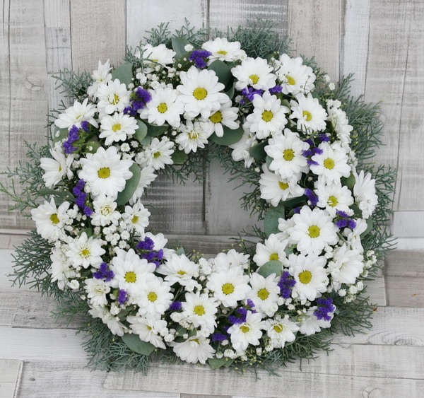 flower delivery Budapest - wreath made of chrysanthemums and blue small flowers (35cm, 20st)