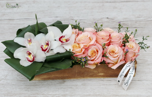 flower delivery Budapest - Wooden box with orchids and peach roses (15 stems)