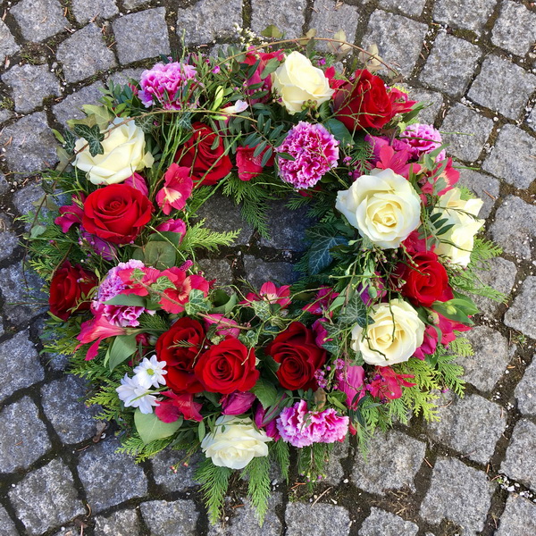 flower delivery Budapest - Wreath with roses, alstromelias, carnations (29 stems, 45cm)