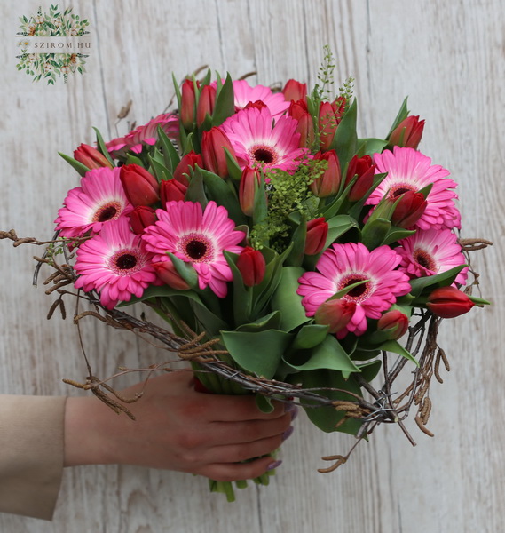 flower delivery Budapest - 30 red tulips with 10 gerberas